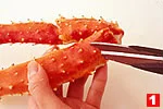 かにのゆでた身の取り出し方(たらばがに)(足〜引っ張って取り出す方法(1)の画像