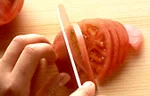 トマトの切り方(半月切りの画像