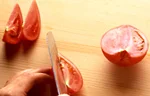 トマトの切り方(くし形切りの画像