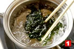 わかめの基本の扱い方(熱湯にくぐらせる(1)の画像