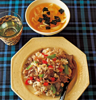 「牛肉とパプリカの混ぜご飯」の献立