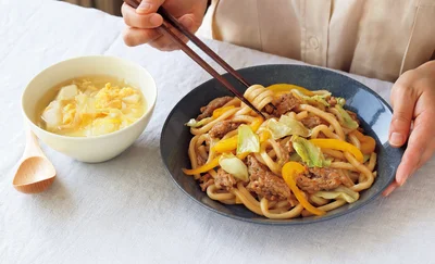 「ゴロゴロひき肉の焼きうどん」の献立