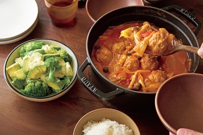 「ミートボールとキャベツのトマトカレー鍋」の献立